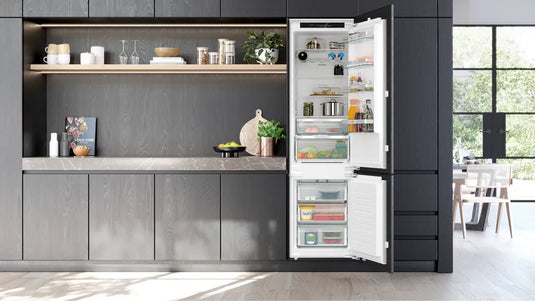 Siemens iQ300, Built-in fridge-freezer with freezer at bottom, 193.5 x 55.8 cm, flat hinge