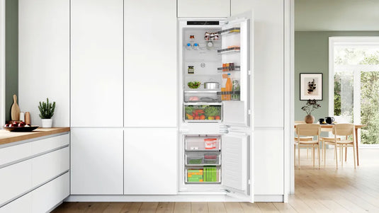 Bosch Series 4, Built-in fridge-freezer with freezer at bottom, 193.5 x 55.8 cm, flat hinge