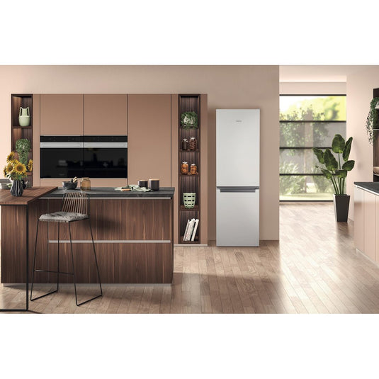 Hotpoint H1NT 821E W 1Freestanding Fridge Freezer